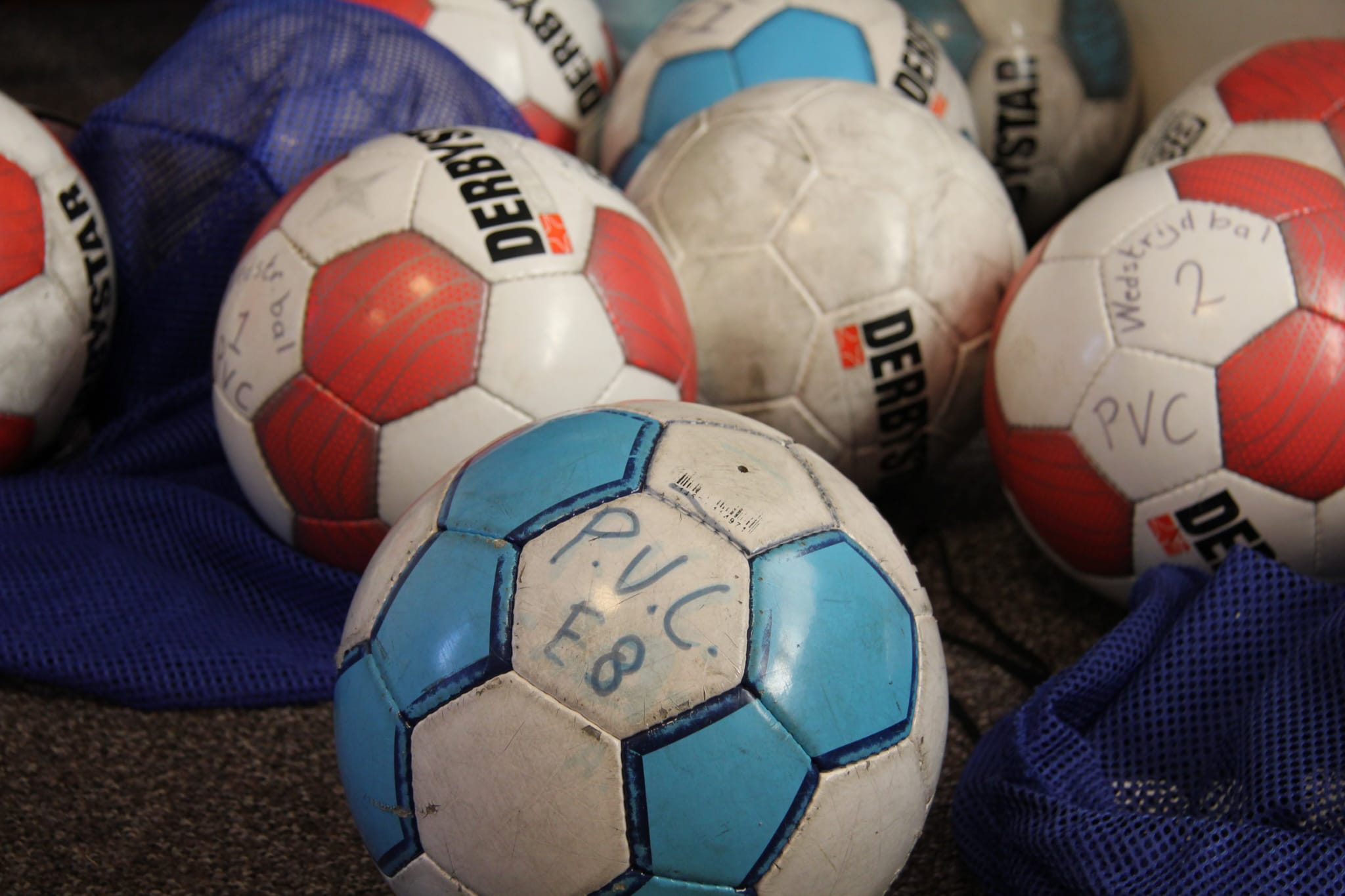 Inleveren van materiaal zoals ballen, hesjes en tenues